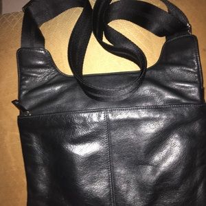 Tumi Blk Crossbody Leather Sling Flap Closure Bag